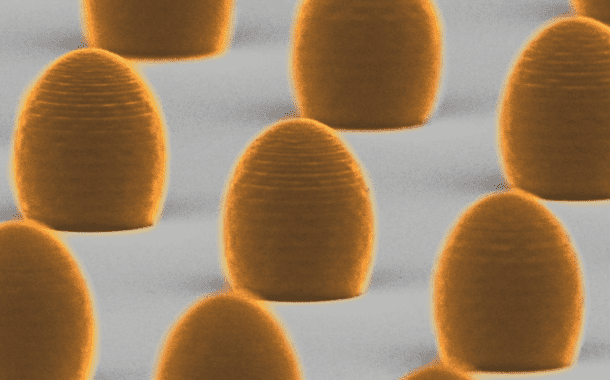 Asferyczne mikrosoczewki wydrukowane na laserowej drukarce 3D – zdjęcie z mikroskopu elektronowego. Średnica każdej z soczewek wynosi 15 mikrometrów, czyli około jednej piątej grubości ludzkiego włosa. Dzięki wysokiej wydajności druku 3D można w krótkim czasie wyprodukować setki mikrosoczewek na jednym podłożu. (Źródło: Wydział Fizyki UW, A. Bogucki i Ł. Zinkiewicz)