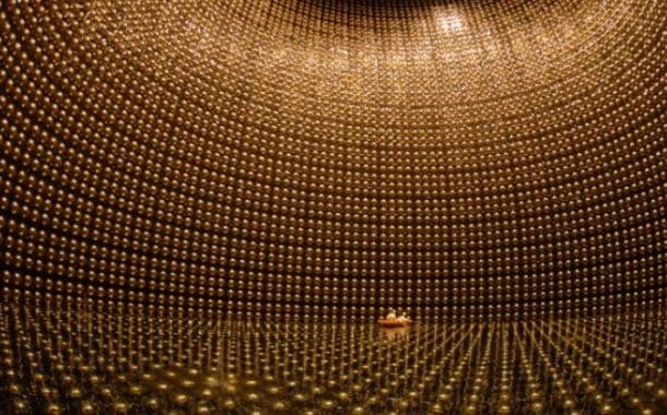 Wnętrze detektora Super-Kamiokande w Japonii na co dzień wypełnione jest wodą. Tu obserwuje się ślady neutrin i antyneutrin uwolnionych 300 km dalej. Fot: T2K experiment, https://t2k-experiment.org