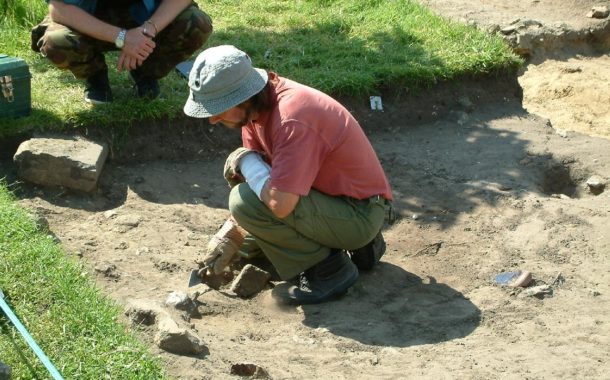 Domy na palach sprzed 4 tys. lat bada geoarcheolog z UŁ