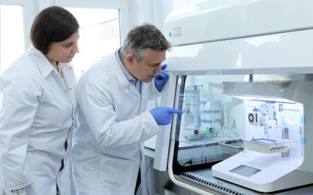 dr n.med. Marta Klak Manager Laboratorium Polbionica oraz Michał Wszoła w trakcie procesu biodruku
