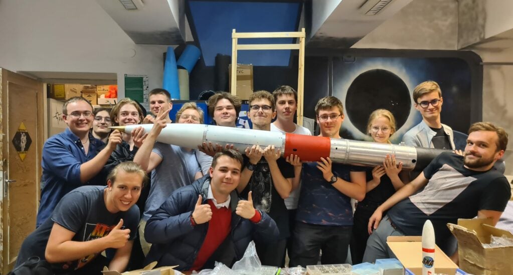 Studenci konstruują rakietę