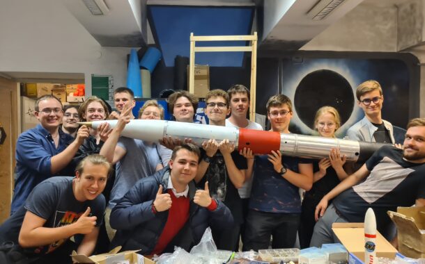 Studenci konstruują rakietę